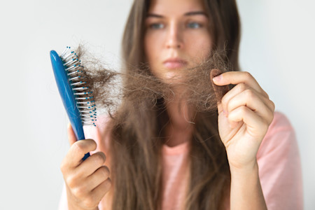 Public_Diseases_Hair-Loss_Symptoms-hair-brush